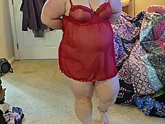 BBW v spodnom prádle robí detailný striptease, odhaľuje veľké prirodzené cicá a zadok