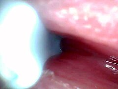 endoskopkamera fångar manlig utlösning nära i vild cumshot-scen