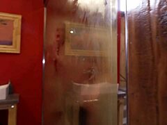 สาวเปลือยใช้เครื่องมือใหญ่จากรูปร่างถึงปากในเซสชั่นอาบน้ำครั้งแรกสุดป่าเถื่อน