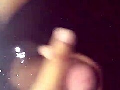 シェマレがビッグチンポでソロでからかってプールで太陽の下で中出し！