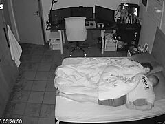 صدر كبير يتم إغراؤه في لعبة السيطرة من قبل هواة ناضجين يقبلون