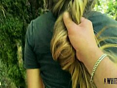 Mötte en galen nymfo i skogen, bad mig komma inuti henne.