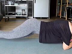 유튜버들이 카메라 앞에서 큰 엉덩이 흔들며 트워킹