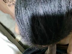 Тетя ждет, пока семья уйдет из дома