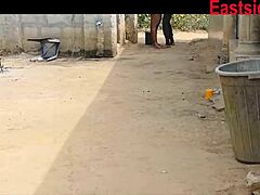 Udlejers datter bliver kneppet i badet med sin tykke kæreste 😏