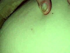 Ehefrau beugt sich für Creampie in fetter Muschi und Arsch