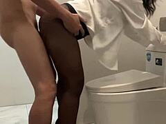 아이고, 믿을 수 없어, 보스가 공중 화장실에서 내 얼굴에 사정하게 큰 자지 빨게 했어!