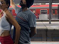 कपल ट्रेन टर्मिनल में पब्लिक सेक्स करता है?