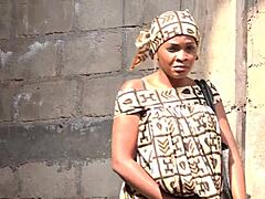 村医が濡れたマンコの問題を手伝う