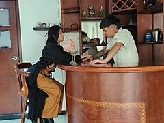 una cliente viene a mi bar y me ofreve dinero por meterse mi pene a la boca!