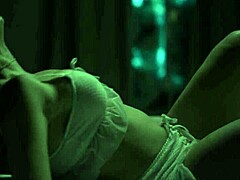 Синяя девчонка и соседка по комнате трахаются как бешеные после обладания инопланетным существом