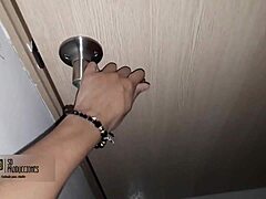 Mi hermanastra llega mi cuarto para que follemos bajo las s�banas- porno en espa�ol