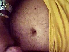 Aline gives handjob to Flavio before bed, leading to orgasm 😊