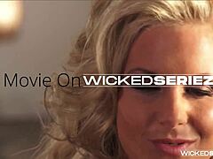 金髪のPhoenix Marieのアベンジャーズパロディシーン