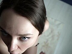 Pipe rapide au demi-frère pendant que la copine douche avec seins et cul