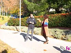 カーヴィな若い18+エレナ・デ・ラ・ヴェガが路上でフラッシュ