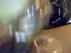 صرخت وأنا أئن من الزب الأسود الكبير في غرفة النوم