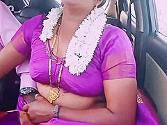 Индийская домохозяйка в машине грязно болтает с водителем
