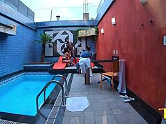 テッドが休憩中にブラジル人女優クリスティン・カステラリーとギー・ロシャをからかう