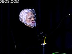 Negro top makes intense scenes on sheer red