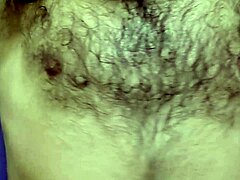 Karvainen kaveri esittelee ympärileikkaamatonta kulliaan monin tavoin