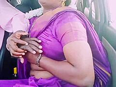 Индийская домохозяйка в машине грязно болтает с водителем