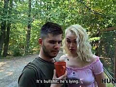 Blonda își înșală prietenul în pădure cu pickup amator?