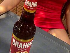 Exibida no bar com um homem casado.