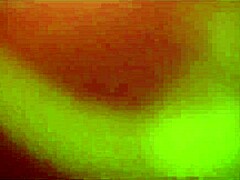 Horká manželka prstí svou mokrou kundu, potřebuje velký pták od sluhy