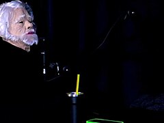 Negro top makes intense scenes on sheer red