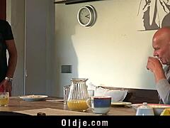 Милая молодая 18+ девчонка флиртует с отчимом перед присоединением к тройке с его другом