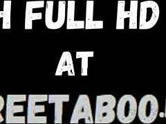 Olgun MILF sarışın genç 18+'yı yalayarak baştan çıkarıyor