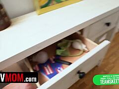 Блондинка стрипт дрочит