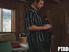 Compañeros de Viaje Encuentran Mujer Desnuda en Casa Airbnb, La Rescatan con Sexo Anal Hardcore