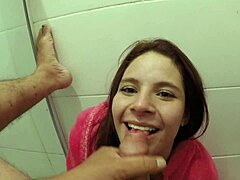 novata gosta de chupar rola escondido no banheiro