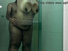 Novinho caught me on all fours in the bath, fucking my big ass