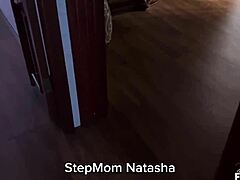 Маћеха чисти собу без гаћица, а пасторак примећује кремпај у њеној пићки од раније