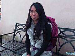 אישה תאית תקועה מקבלת עזרה מזר בפרהסיה