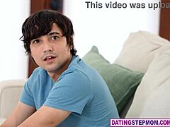 Putzende MILF Stiefmutter blitzt ihre großen Titten beim Stiefsohn 😏