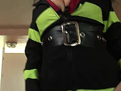 Feuerwehrschlampe reitet Schwanz Titten wackeln bis Cumshot-Explosion