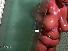 Hidden camera catches chubby stepmom taking dick 😏