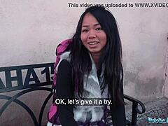 אישה תאית תקועה מקבלת עזרה מזר בפרהסיה