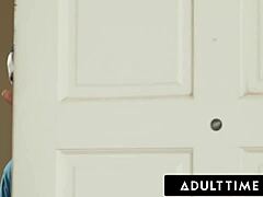 Charlotte Sins pomáhá zoufalému manželovi s prvním análním sexem