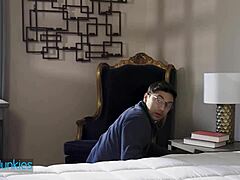 Ich spreize die Beine meiner Stiefmutter und ficke sie hart in Missionarstellung