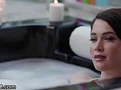 Prietena excitată mă ademenește în sex în cadă