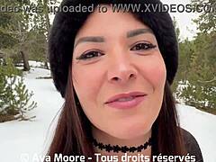 וואו, זונה קטנה מצצת מציצה רטובה ולוקחת מטען ענק על הפנים!