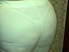 Mama môjho kamaráta ma chytí v sprche pre anal