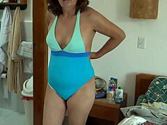 Latina MOM genießt Zeit am STRAND mit ihrem JUNGEN SCHWARZEN LOVER, fasziniert von RIESEN-Dingern