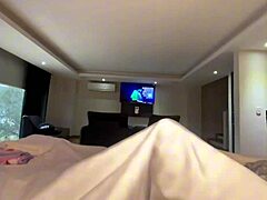 Empleada de servicio folla con su jefe y quita el condon