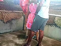 Indijska teta v sareeju klepeta z mladim 18+ fantom